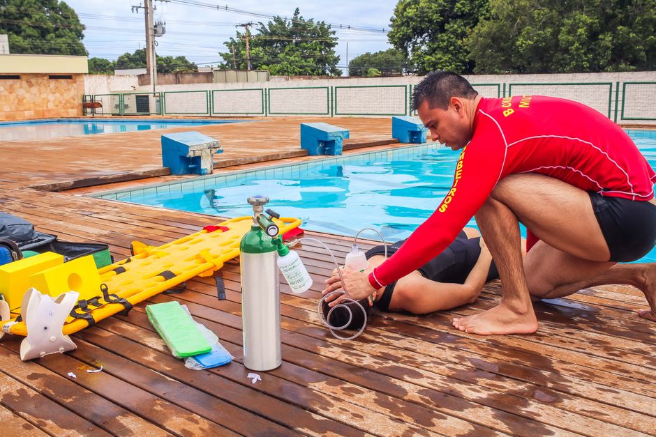 How a Houston Swimming Pool Trained the First Moonwalkers: The Apollo EVA Training Underwater Lab